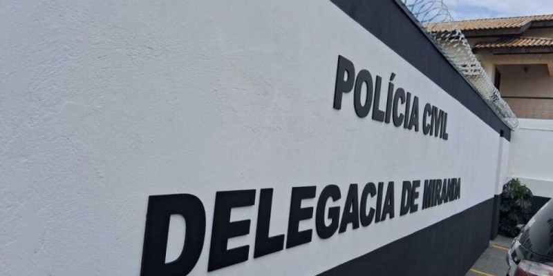 Homem morre após colidir carro contra ônibus em MS
