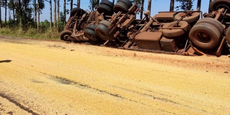 IVINHEMA: Carreta carregada de soja tomba na BR-376