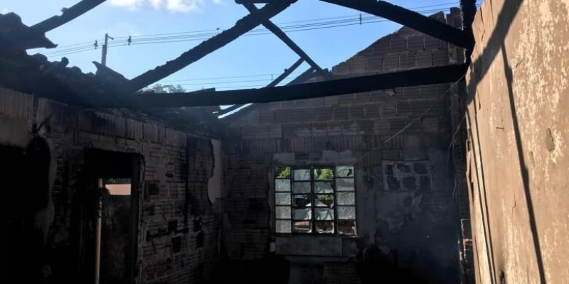 Filho ateia fogo e destrói casa da própria mãe