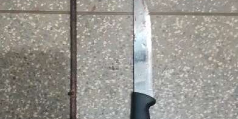 Homem espanca mulher com barra de ferro e é esfaqueado