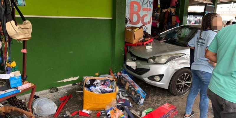 IVINHEMA: Carro invade galeria e atinge banca do Paulinho