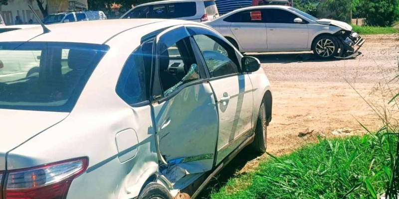 Colisão entre carros deixa três pessoas feridas em Corumbá