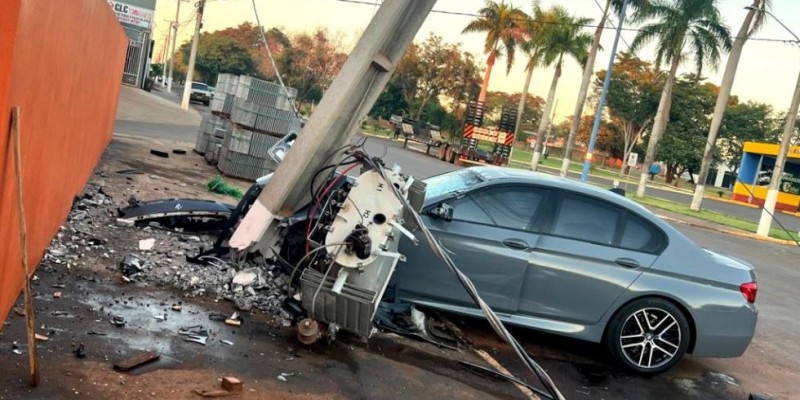 IVINHEMA: BMW colide em poste e derruba transformador