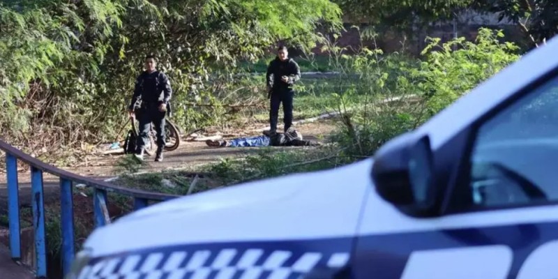 Jovem é encontrado morto a tiros em ciclovia