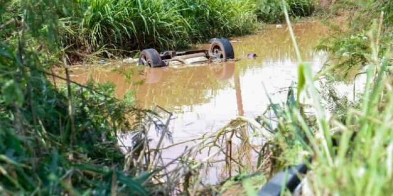 Carro com quatro ocupantes cai em córrego de MS