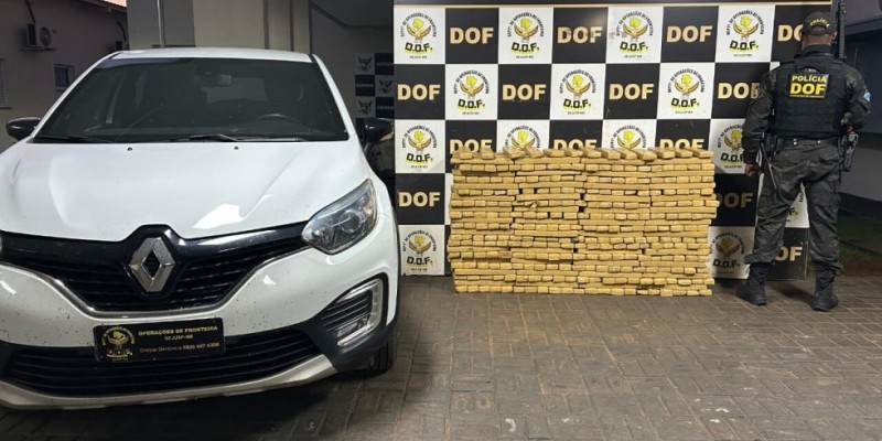 Carro roubado é apreendido com mais de 700 quilos de maconha