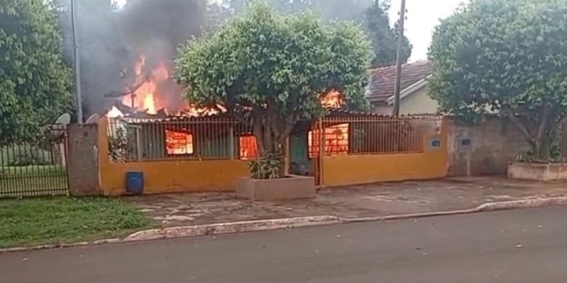 Incêndio destrói casa em Vicentina