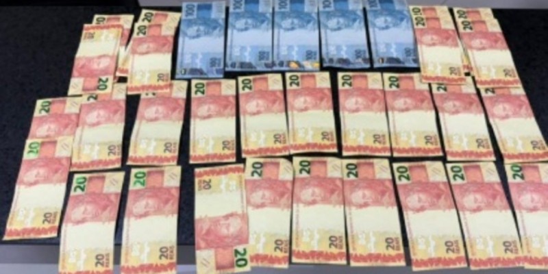 Dupla é presa tentando passar dinheiro falso em comércio