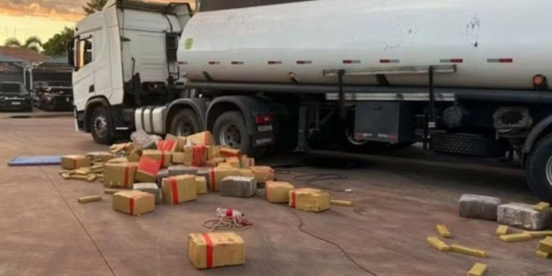 Carreta é apreendida com 8 toneladas de droga, arma e munição
