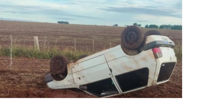 Motorista abandona Fiat Uno após veiculo capotar na MS-395