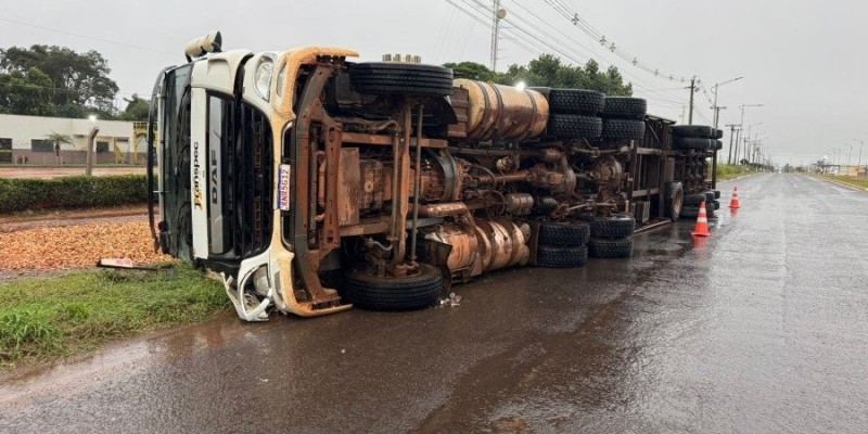 NOVA ANDRADINA: Carreta tomba em rotatória
