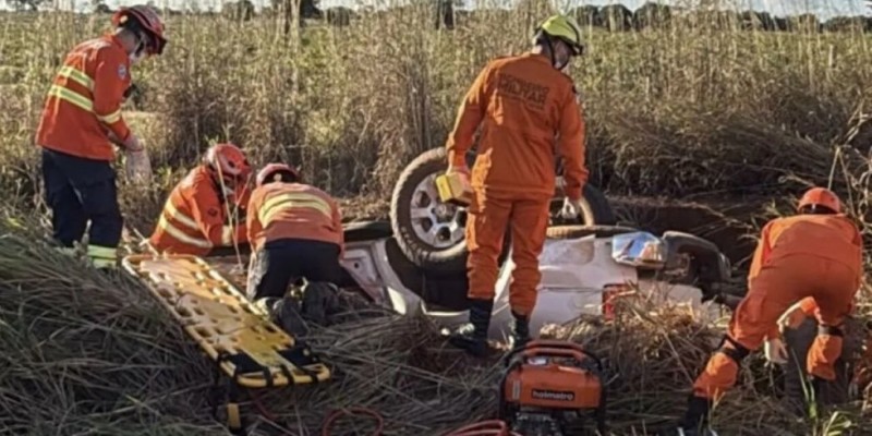 Mulher fica presa às ferragens após capotamento na MS-223
