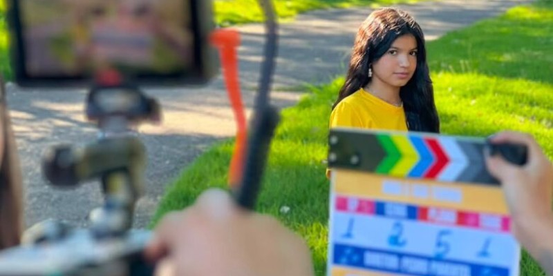 Após viralizar com telejornal caseiro, douradense estreia em série aos 12 anos