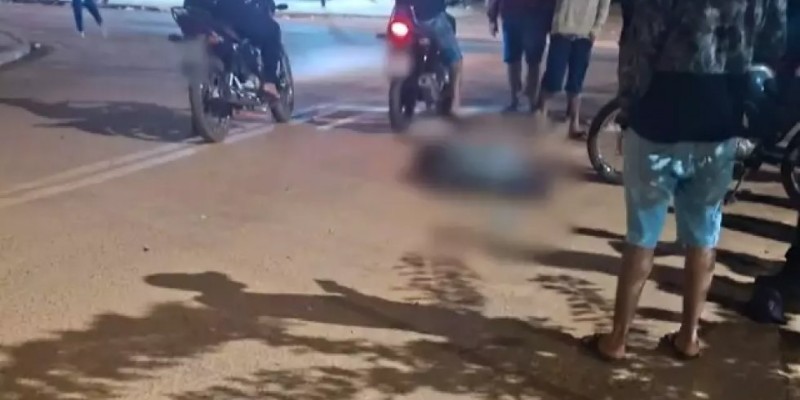 Homem é baleado na cabeça por dois atiradores emboscados