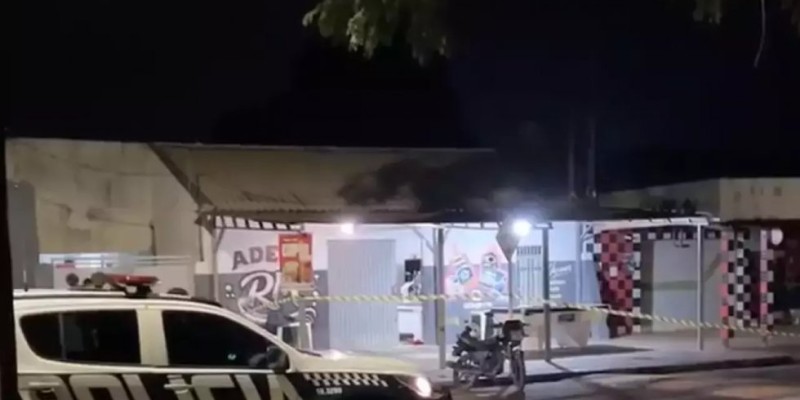 Homem é executado por dupla de moto em bar