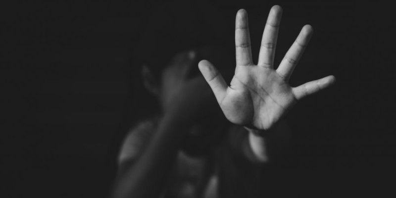 Homem é suspeito de abusar de criança de 5 anos em bar
