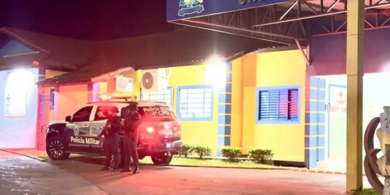 Jovem é baleado ao ser chamado no portão de casa