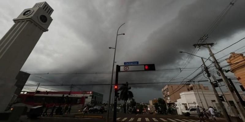 Temporal deixa sete bairros sem energia em Campo Grande