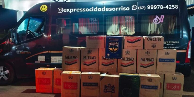 Polícia apreende mais de mil pacotes de cigarros estrangeiros em van de universitários 