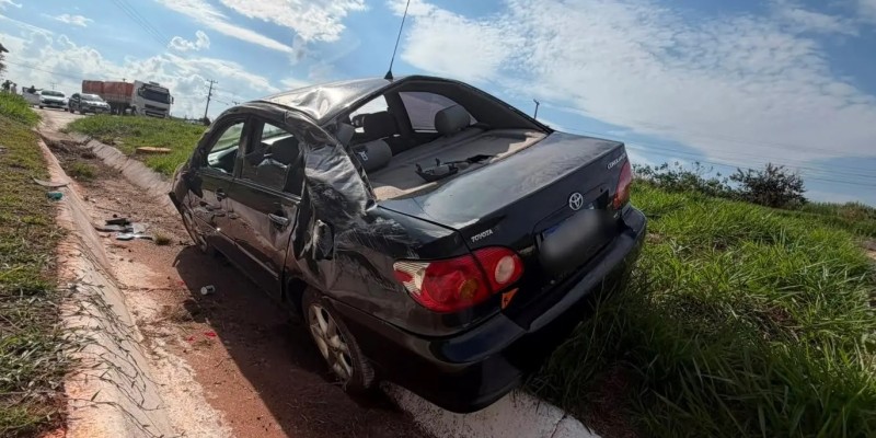 Mulher perde o controle de Corolla e capota na MS-134, em Batayporã