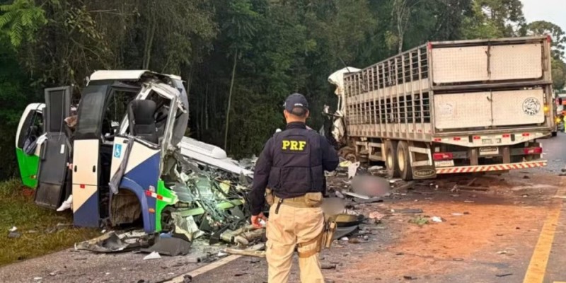 Acidente entre ônibus e carreta deixa 22 mortos no Paraná