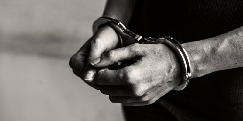 Homem é preso após tentar vender o próprio filho por R$ 10