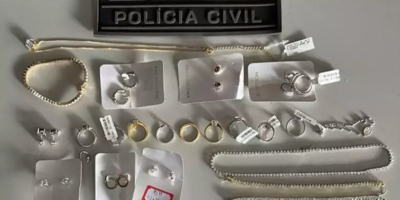 Servidora municipal é presa após furtar R$ 30 mil em semijoias