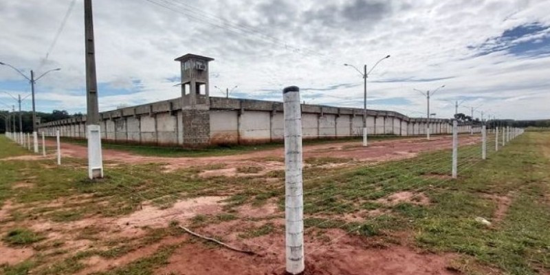 Agência penitenciária instala cerca para inibir arremessos para dentro de presídio