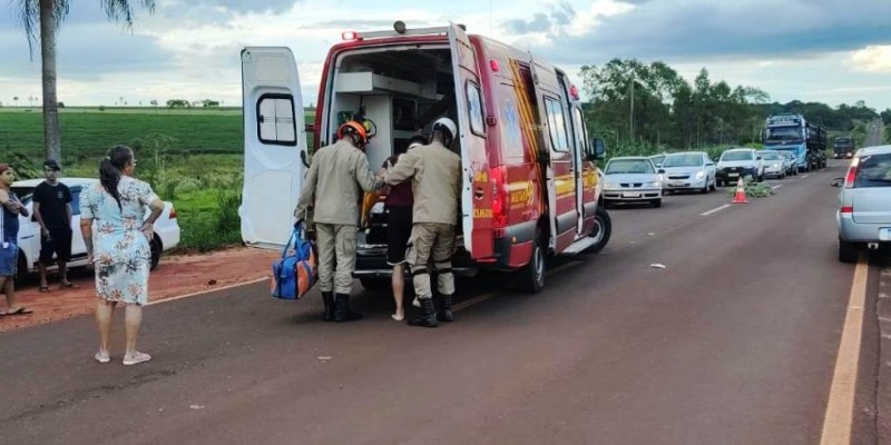 IVINHEMA: Colisão de carro e moto deixa jovem e adolescente ferida na MS-141