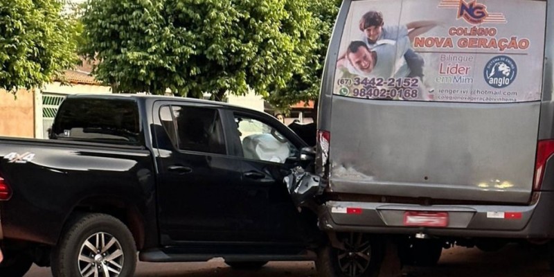 ANGÉLICA: Homem bate camionete em um ônibus estacionado