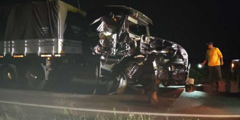 Batayporã - Anaurilândia: Carreta parada na pista provoca acidente na MS-480, próximo à divisa de MS com SP.
