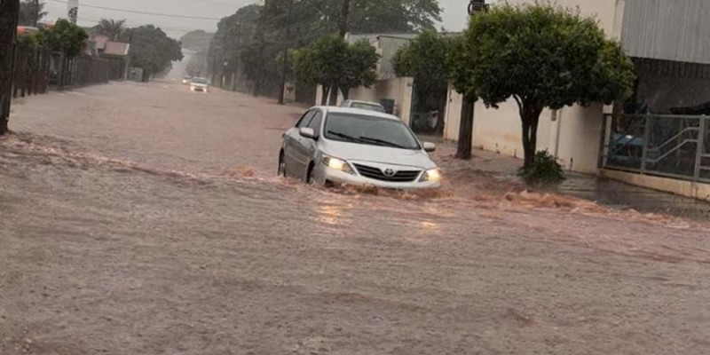 Forte chuva provoca alagamentos em Nova Andradina e Batayporã.
