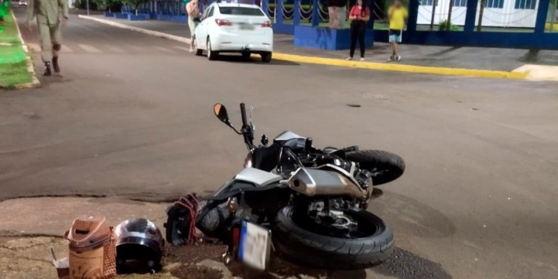 IVINHEMA: Acidente é registrado entre carro e moto na Avenida Brasil.