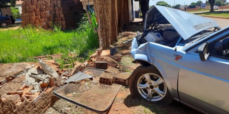 ANGÉLICA: Homem embriagado colide veículo no muro da Polícia Militar