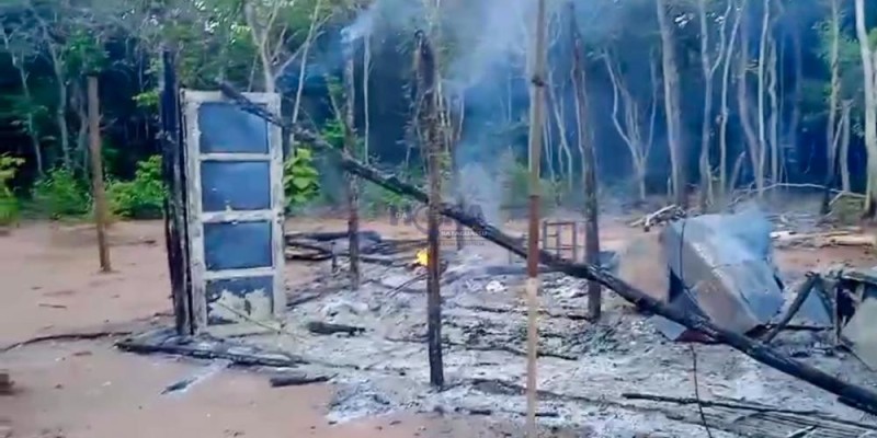 Ao chegar em casa, mulher encontra casa em chamas em assentamento de Anaurilândia