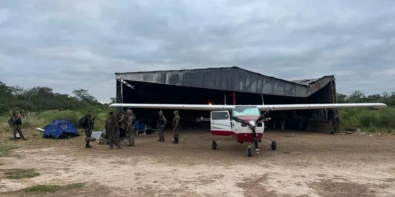 Brasileiros são presos com armas de guerra e aeronave em base do narcotráfico no Paraguai