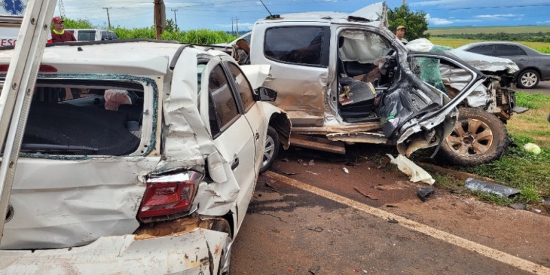 Colisão entre três veículos deixa duas pessoas feridas em São Gabriel do Oeste