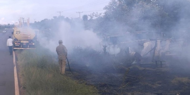 IVINHEMA: Incêndio destrói barracos e parte de vegetação nativa as margens da MS-141