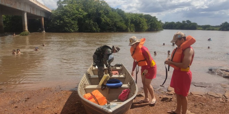 Jovem desaparece após mergulho e militares fazem buscas no Rio Brilhante