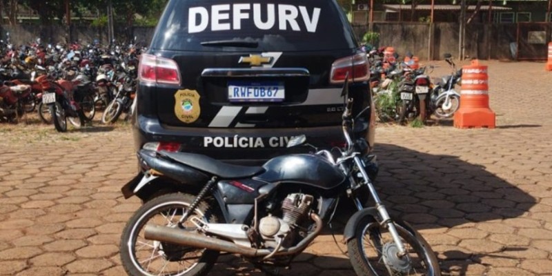Moto roubada com placa artesanal é apreendida pela Defurv no Pioneiros