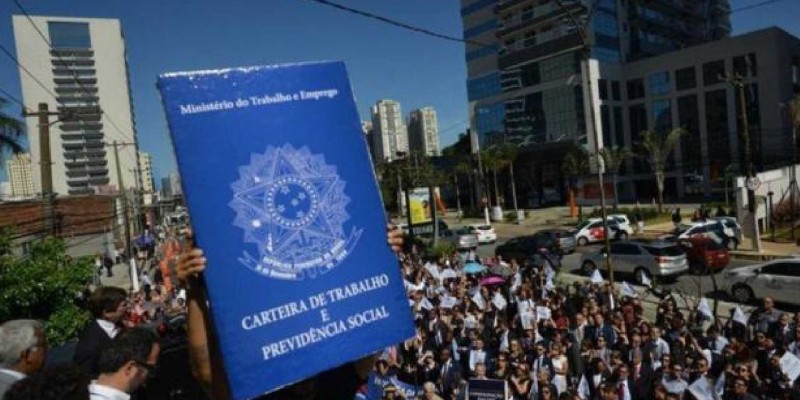 População ocupada sobe em 387 mil pessoas em um trimestre no Brasil, revela IBGE