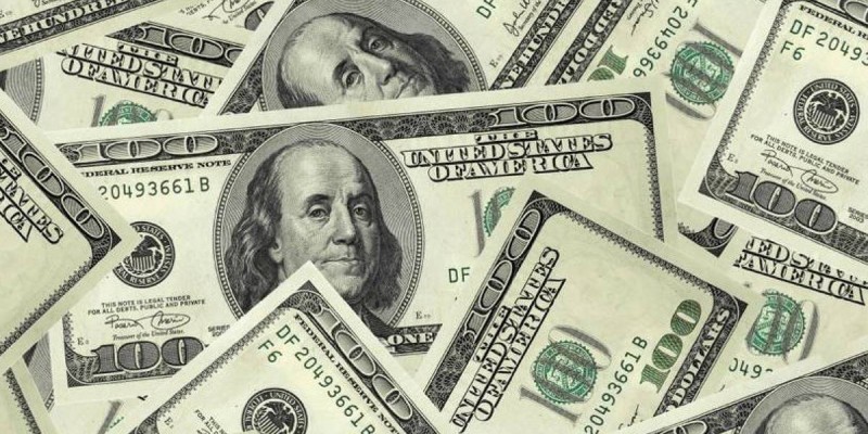Dólar à vista se aproxima de R$ 5,00 de olho em juros nos EUA