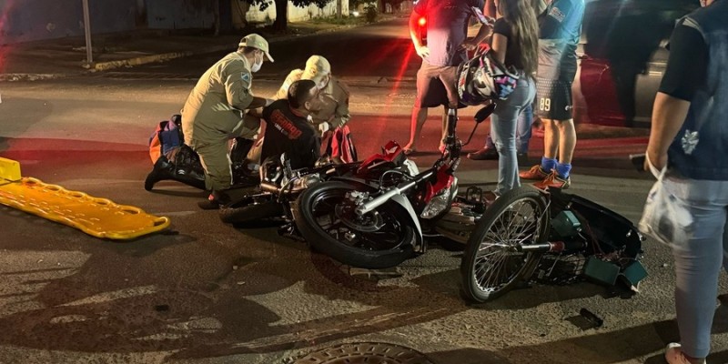 Motociclista fica ferido ao colidir com bicicleta elétrica em Nova Andradina Motociclista fica ferido ao colidir com bicicleta elétrica em Nova Andradina