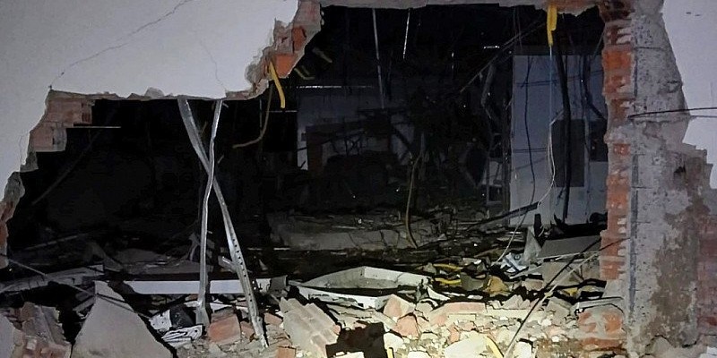 Bandidos estouram e roubam 900 mil dólares de banco na fronteira com Mundo Novo Bandidos estouram e roubam 900 mil dólares de banco na fronteira com Mundo Novo