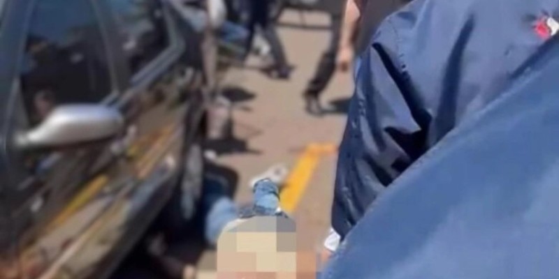Homem é executado a tiros em estacionamento de shopping na fronteira entre Brasil e Paraguai Homem é executado a tiros em estacionamento de shopping na fronteira entre Brasil e Paraguai