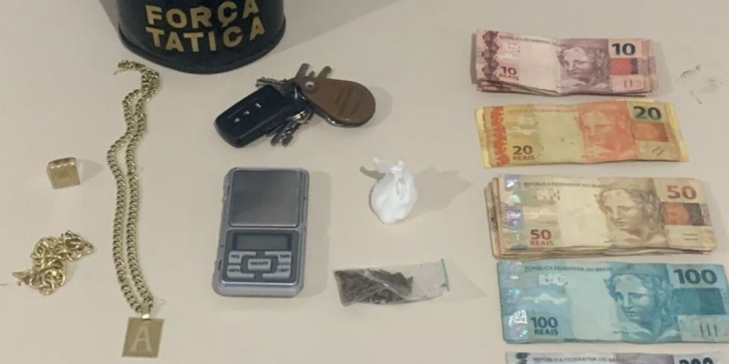 Suspeito é flagrado com cocaína e maconha após denúncia Suspeito é flagrado com cocaína e maconha após denúncia