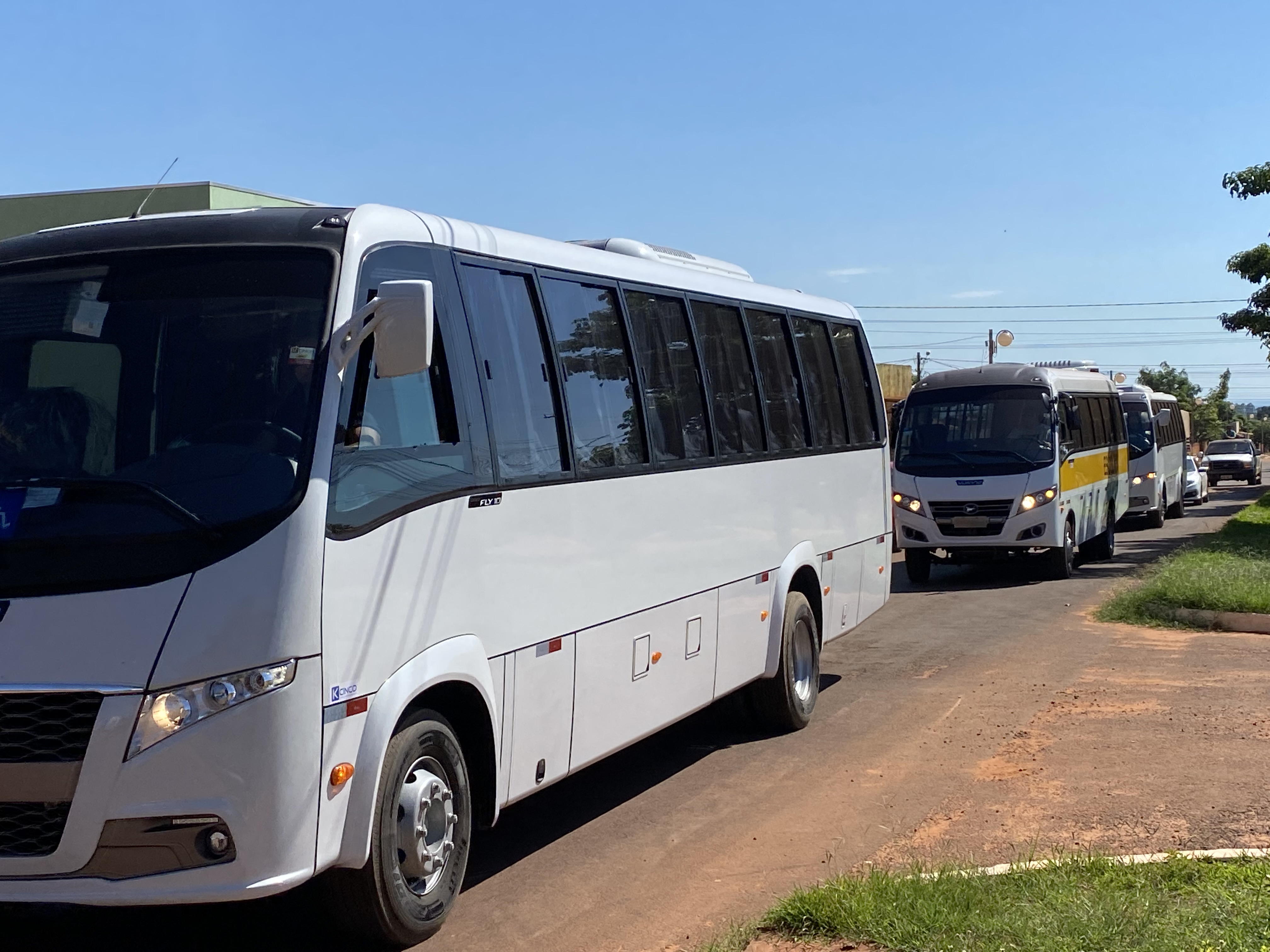 Prefeito entrega caminhão baú e 2 novos ônibus para Secretaria Municipal de Educação