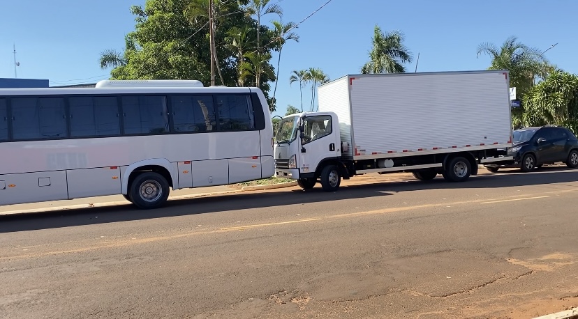 Prefeito entrega caminhão baú e 2 novos ônibus para Secretaria Municipal de Educação