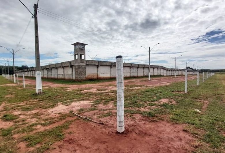 Agência penitenciária instala cerca para inibir arremessos para dentro de presídio
