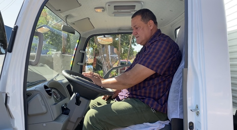 Prefeito entrega caminhão baú e 2 novos ônibus para Secretaria Municipal de Educação